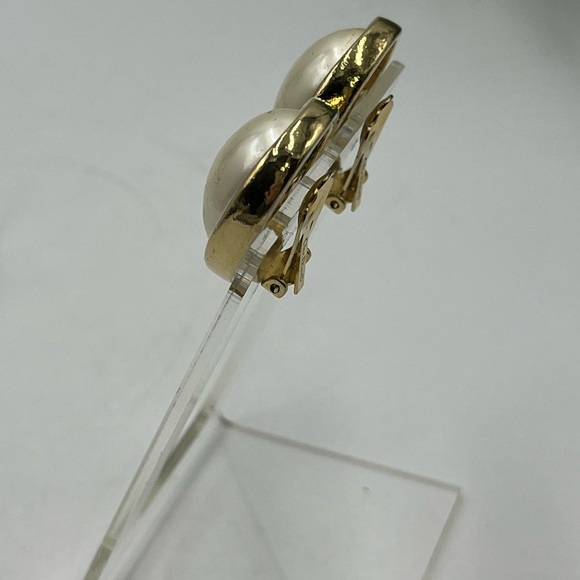 Christian Dior Vintage Gold Tone Oval Clip On Earrings Faux Pearl Cabochon - Picture 5 of 16